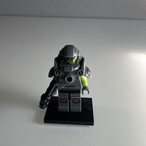 Lego Series 9 Alien Avenger Collectible Minifigure 71000